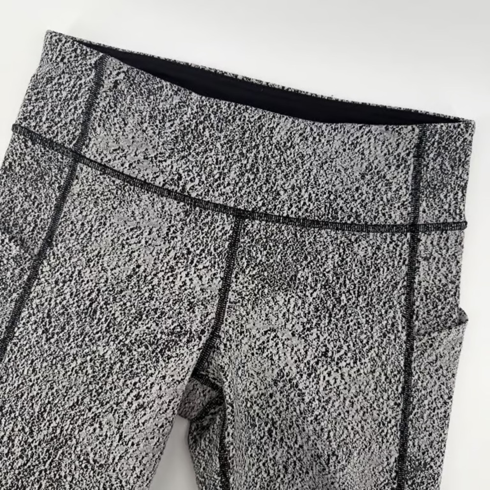 Lululemon womens Size 6 Black White Speckle Print High Rise Crop Leggings
